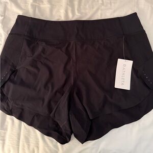 NWT Athleta Women's Run With It 3.5 Short